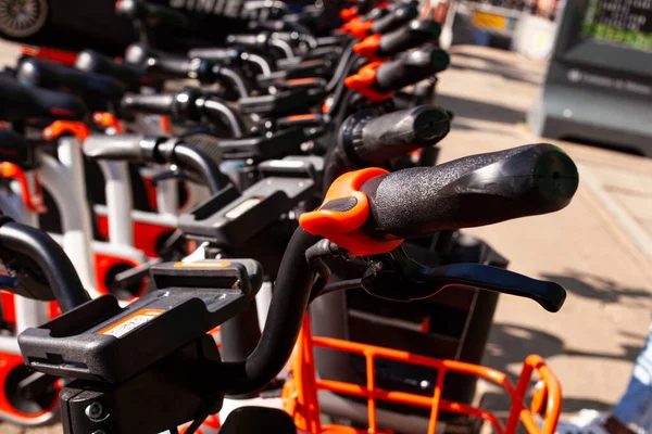 Fila Cidade Bicicletas Estacionadas Para Alugar Calçada Milão — Fotografia de Stock