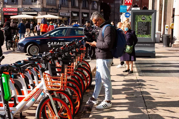 Milão Itália Novembro Homem Usando Telefone Para Desbloquear Uma Bicicleta — Fotografia de Stock