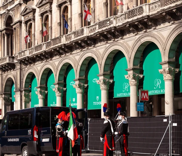 ミラノ イタリア 11月 ドゥオーモ広場でのイタリア軍パレード中のカラビニエリ 11月のミラノでの国家統一と軍隊の日のお祝い04 2021 — ストック写真