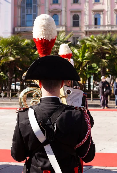 ลาน ตาล พฤศจ กายน มมองด านหล งของแตรของวง Carabinieri ตาล ระหว — ภาพถ่ายสต็อก