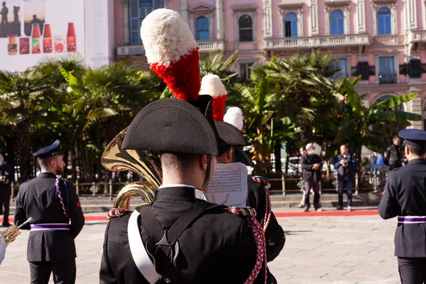 ลาน ตาล พฤศจ กายน มมองด านหล งของแตรของวง Carabinieri ตาล ระหว — ภาพถ่ายสต็อก