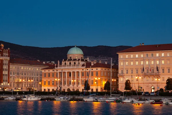 Kvällsutsikt Över Palazzo Carciotti Trieste Italien — Stockfoto