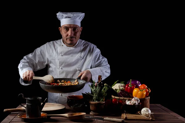 Cozinheiro Masculino Uniforme Branco Chapéu Com Concha Mistura Ingredientes Panela — Fotografia de Stock