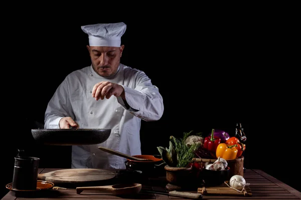 Cozinheiro Masculino Uniforme Branco Chapéu Colocando Sal Ervas Prato Alimentos — Fotografia de Stock
