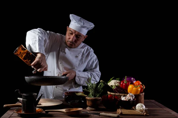 Chef Masculino Uniforme Blanco Vertiendo Vinagre Sartén Con Verduras Antes —  Fotos de Stock