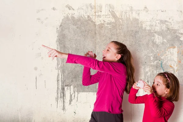 Due Bambine Che Scattano Foto Utilizzando Fotocamera Giocattolo Sfondo Grigio — Foto Stock