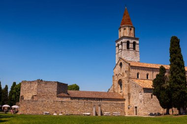Aquileia, Udine, İtalya 'da Santa Maria Assunta Bazilikası. Aquileia Basilikası 11. yüzyılda inşa edilmiştir. Roma İmparatorluğundan önemli bir Hıristiyan görüntüsü. 
