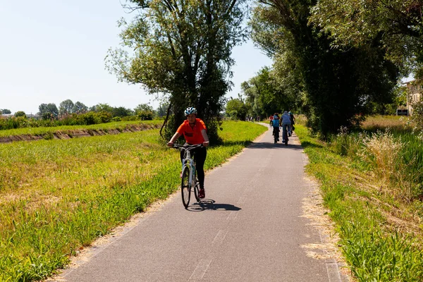 意大利Aquileia Jun 2021年6月2日骑山地自行车的人骑乡村自行车道 — 图库照片