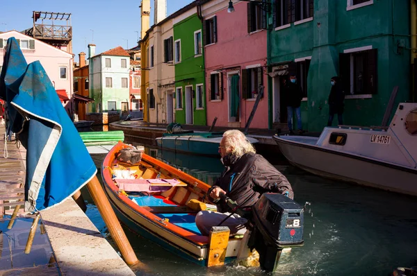 Burano Italien Januari Italienska Äldre Sin Båt Navigerar Burano Kanalen — Stockfoto