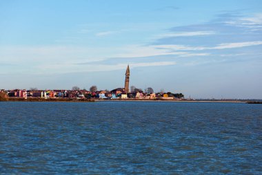 Burano Adası, Venedik 'teki San Martino Kilisesi' nin Eğik Çan Kulesi manzarası