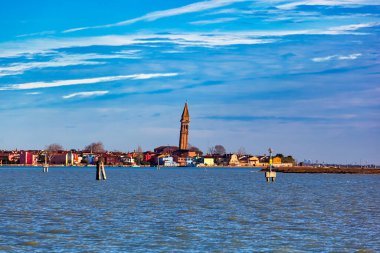 Burano Adası, Venedik 'teki San Martino Kilisesi' nin Eğik Çan Kulesi manzarası
