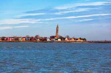 Burano Adası, Venedik 'teki San Martino Kilisesi' nin Eğik Çan Kulesi manzarası