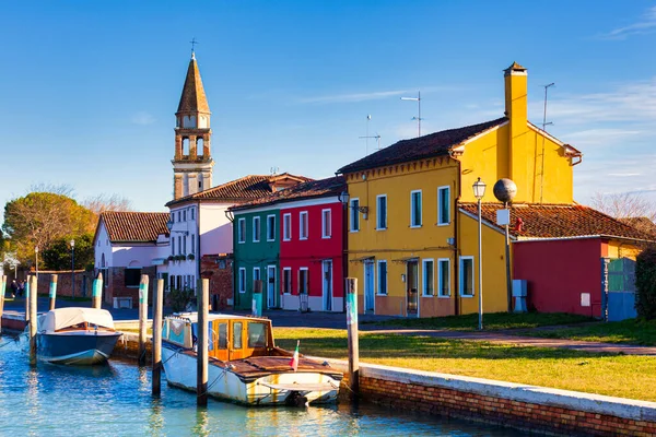 Vedere Turnul Clopotniță San Michele Arcangelo Casele Colorate Din Mazzorbo — Fotografie, imagine de stoc