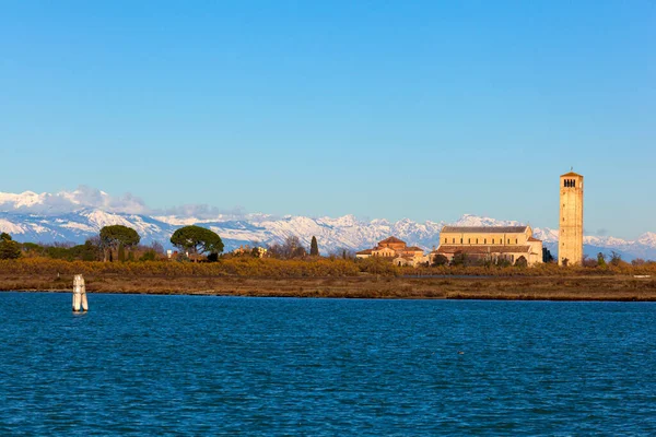 背後に雪の山とブラーノ島の海岸線と高い鐘楼 — ストック写真