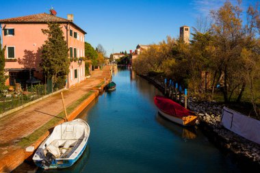 Venedik Torcello adasındaki kanal manzarası. İtalya