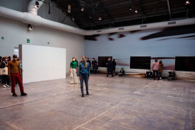 VENICE, ITALY - 20 Nisan 2022 'de Alexandra Pirici' nin 59. Venedik bienalinde sergilediği İlişkiler Ansiklopedisi adlı performansın gösterimi