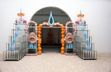 VENICE, ITALY - 20 Nisan 2022 'de Venedik bienalinin 59. Uluslararası Sanat Sergisi' nde Kuzey Pavyonu 'nun açılışı, 20 Nisan 2022' de Sami Pavilion ile yerli sanatına ayrılmış.