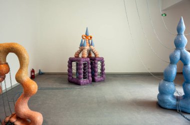 VENICE, ITALY - 20 Nisan 2022 'de Venedik bienalinin 59. Uluslararası Sanat Sergisi' nde Kuzey Pavyonu 'nun açılışı, 20 Nisan 2022' de Sami Pavilion ile yerli sanatına ayrılmış.