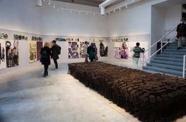 VENICE, ITALY - 20 Nisan 2022 'de Venedik bienalinin 59. Uluslararası Sanat Sergisi' nde Kuzey Pavyonu 'nun açılışı, 20 Nisan 2022' de Sami Pavilion ile yerli sanatına ayrılmış.