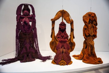 VENICE, İtalya - 20 Nisan 2022 tarihinde Venedik 'teki 59. Bienali' nde Devi, Rudra ve Vanshree başlıklı Mrinalini Mukherjee 'nin kenevir figürlerinin görüntüsü