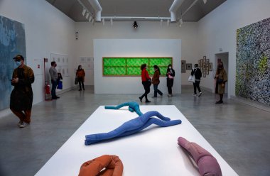 VENICE, ITALY - 20 Nisan 2022 'de Venedik bienalinin 59. Uluslararası Sanat Sergisi' nde Carla Accardi 'nin isimsiz arka planında Sara Enrico' nun Tulum Teması başlıklı kurulum