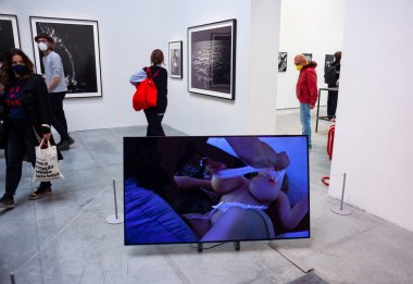 VENICE, İtalya - 20 Nisan 2022 'de Venedik bienalinin 59. Uluslararası Sanat Sergisi' nde Sidsel Meineche Hansen tarafından Maintenancer başlıklı kurulum