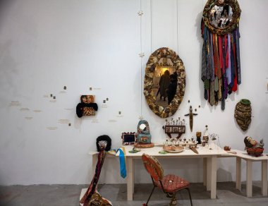 VENICE, ITALY - 20 Nisan 2022 'de Venedik bienalinin 59. Uluslararası Sanat Sergisi' nde Paula Rego tarafından Oratoio başlıklı kurulum