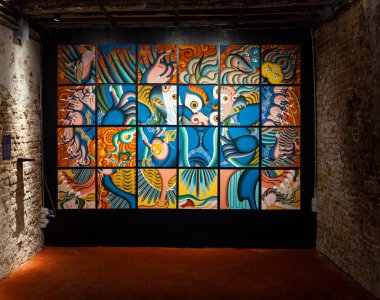 VENICE, İtalya - 20 Nisan 2022 'de Venedik' teki 59. Bienali 'nde Nepal ulusal pavyonunun sanatçısı Tsherin Sherpa' nın resmi