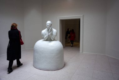 Venedik, İtalya - 20 Nisan 2022 'de Venedik bienalinin 59. Uluslararası Sanat Sergisi' nde Anonymous adlı Simone Leigh 'in heykeli