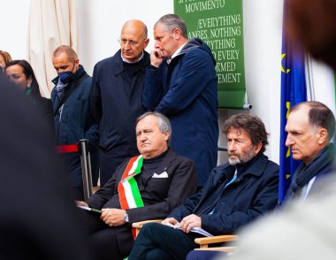Venedik, İtalya - 20 Nisan - İtalya Kültür Mirası ve Faaliyetleri Bakanı Dario Franceschini ve Venedik Belediye Başkanı Luigi Brugnaro 20 Nisan 2022 'deki Venedik pavyonu açılış töreninde