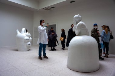 Venedik, İtalya - 20 Nisan 2022 'de Venedik bienalinin 59. Uluslararası Sanat Sergisi' nde Anonymous ve Jug adlı Simone Leigh 'in heykelleri