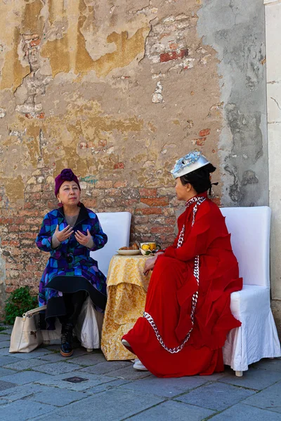 Venice Italy April Two Elegant Ladies Sitting Next Entrance Macao — Stockfoto
