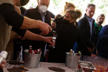 Venedik, İtalya - 20 Nisan: Garson 20 Nisan 2022 'de bir parti sırasında köpüklü İtalyan beyaz şarabı doldurur