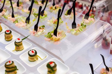 Lezzetli ısırık büyüklüğünde ızgara kabak dürüm ve pembe soslu karides. Kolay ve lezzetli bir İtalyan aperatifi.