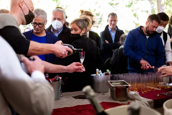 Venice Italy April Waiter Pours Sparkling Italian White Wine Party — Stok fotoğraf