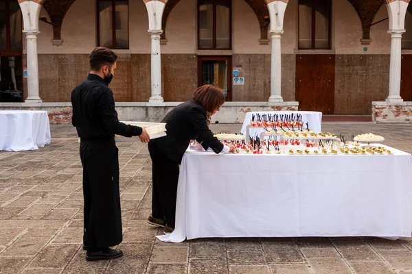 Venice Italy April Chef Her Support Worker Prepare Make Canapes — Stockfoto