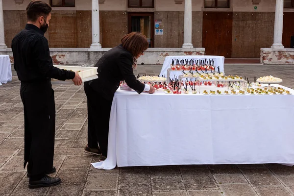 Venice Italy April Chef Her Support Worker Prepare Make Canapes — Stockfoto