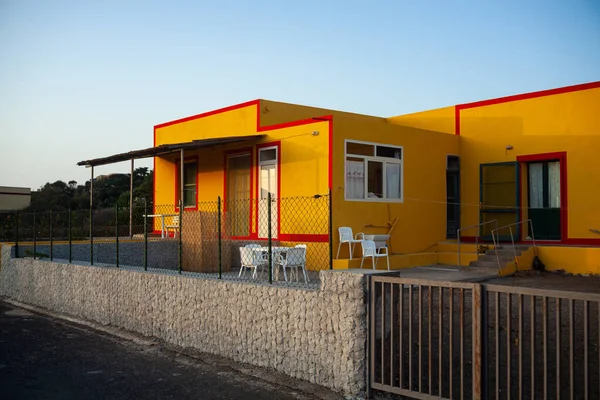 Vista Típica Casa Linosa Pintada Com Cores Amarelas Vermelhas Temporada — Fotografia de Stock