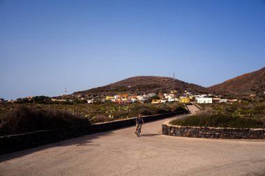 Linosa, İtalya - 25 Temmuz: Linosa Yolu yaz mevsiminde. Pelagie Adası 25 Temmuz 2021