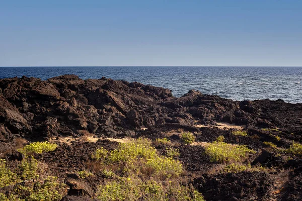 Linosa adasındaki manzaralı lav kayalıkları manzarası. Sicilya