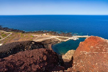 Volkan Monte Nero, Linosa, Sicilya 'dan Cala Pozzolana di Ponente adlı plajın en üst manzarası.