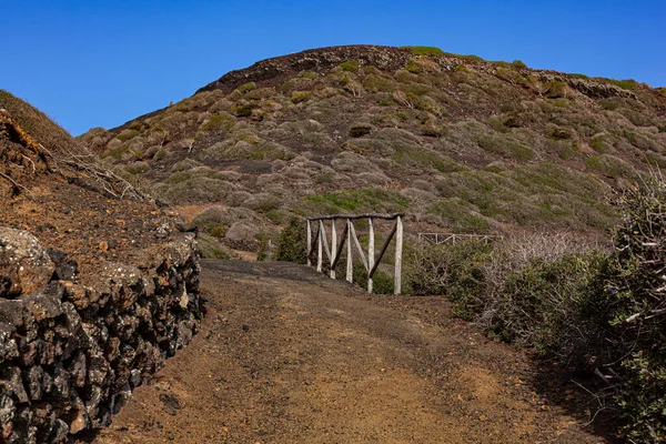 通往尼罗萨山火山的路 用熔岩砌成的干石墙建造的有特色的乡村道路 — 图库照片