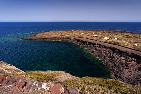 Linosa adasındaki manzaralı lav kayalıkları manzarası. Sicilya
