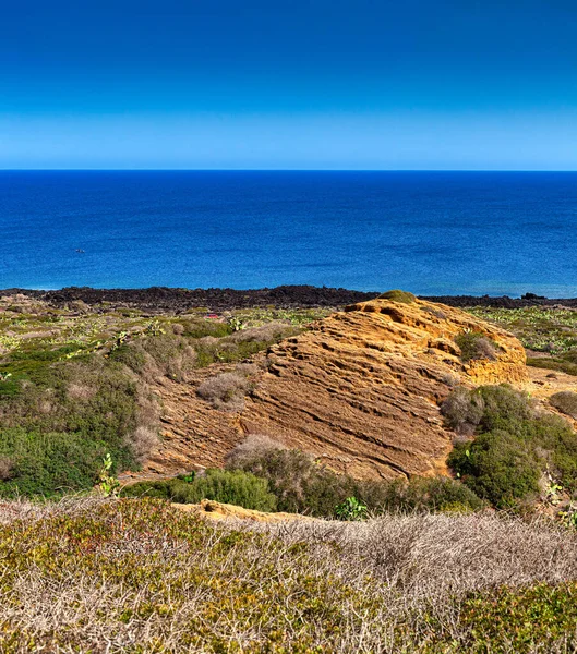 Pelagie Adası 'ndaki Linosa uçurumunun manzarası. Sicilya