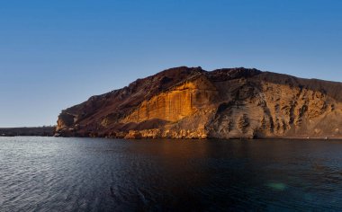 Linosa, Sicilya 'daki ünlü Monte Nero volkanı manzarası. İtalya