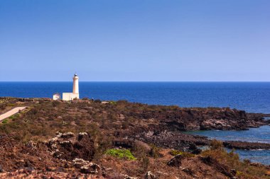 Linosa Adası 'ndaki lav kayalığı manzaralı deniz feneri manzarası. Sicilya