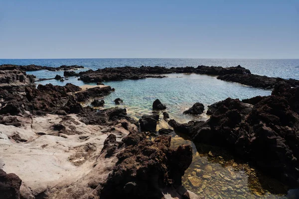 Widok Malowniczy Klif Skalny Lawy Wyspie Linosa Sycylia — Zdjęcie stockowe
