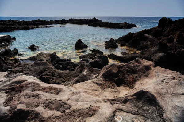 Linosa島の風光明媚な溶岩岩崖の眺め シチリア — ストック写真