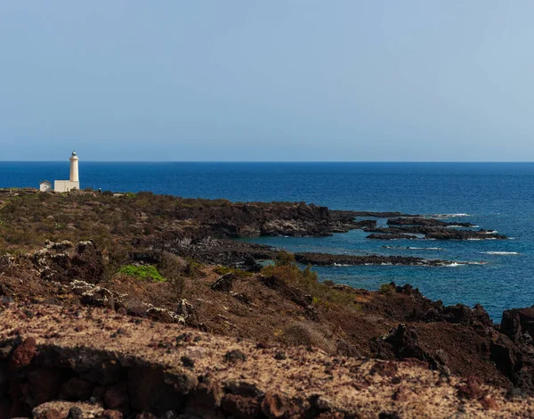 風光明媚な溶岩岩崖 Linosa島の灯台のビュー シチリア — ストック写真