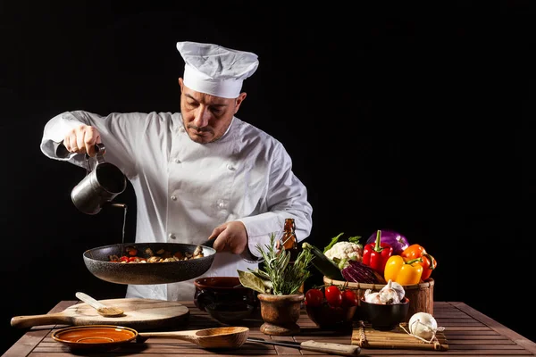 Chef Masculino Uniforme Branco Chapéu Derramando Azeite Panela Cozinhar Com — Fotografia de Stock